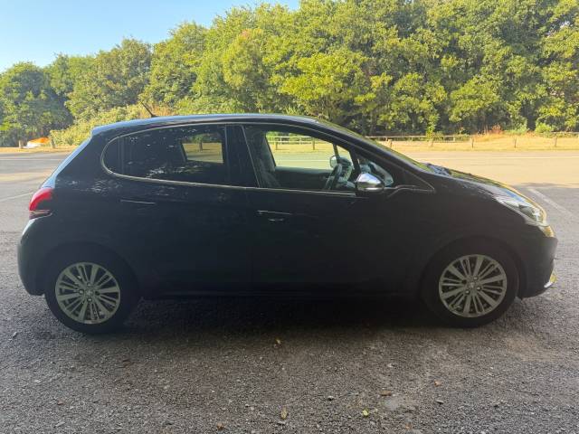 2017 Peugeot 208 1.2 PureTech 82 Allure 5dr